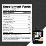 NutraBio cuchara con polvo de Classic Whey lista para medir scoop exacto