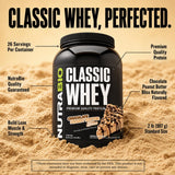 Escena de gimnasio con botella NutraBio Classic Whey en banco mostrando aplicación en estilo de vida activo
