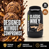 Vaso con NutraBio Classic Whey mezclado listo para beber tras entreno, recupera músculos eficientemente