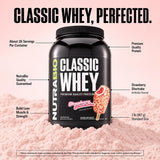 Scoop con 25 g de proteína NutraBio Classic Whey demostrando la porción exacta por servicio