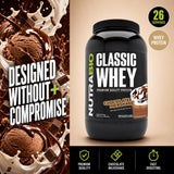 NutraBio Classic Whey scoop lleno demostrando 25 g de proteína por cucharada