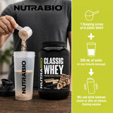 Batido NutraBio Classic Whey junto a toalla y zapatillas post-entrenamiento para recuperación rápida