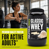 Atleta tomando NutraBio Classic Whey después del entrenamiento, recuperación conveniente