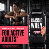 Atleta bebiendo NutraBio Classic Whey después del entrenamiento para apoyar recuperación muscular