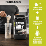 NutraBio batido junto a equipo de gimnasio demostrando uso práctico