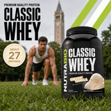 Vaso con batido de vainilla NutraBio Classic Whey, cremoso y listo tras mezclar