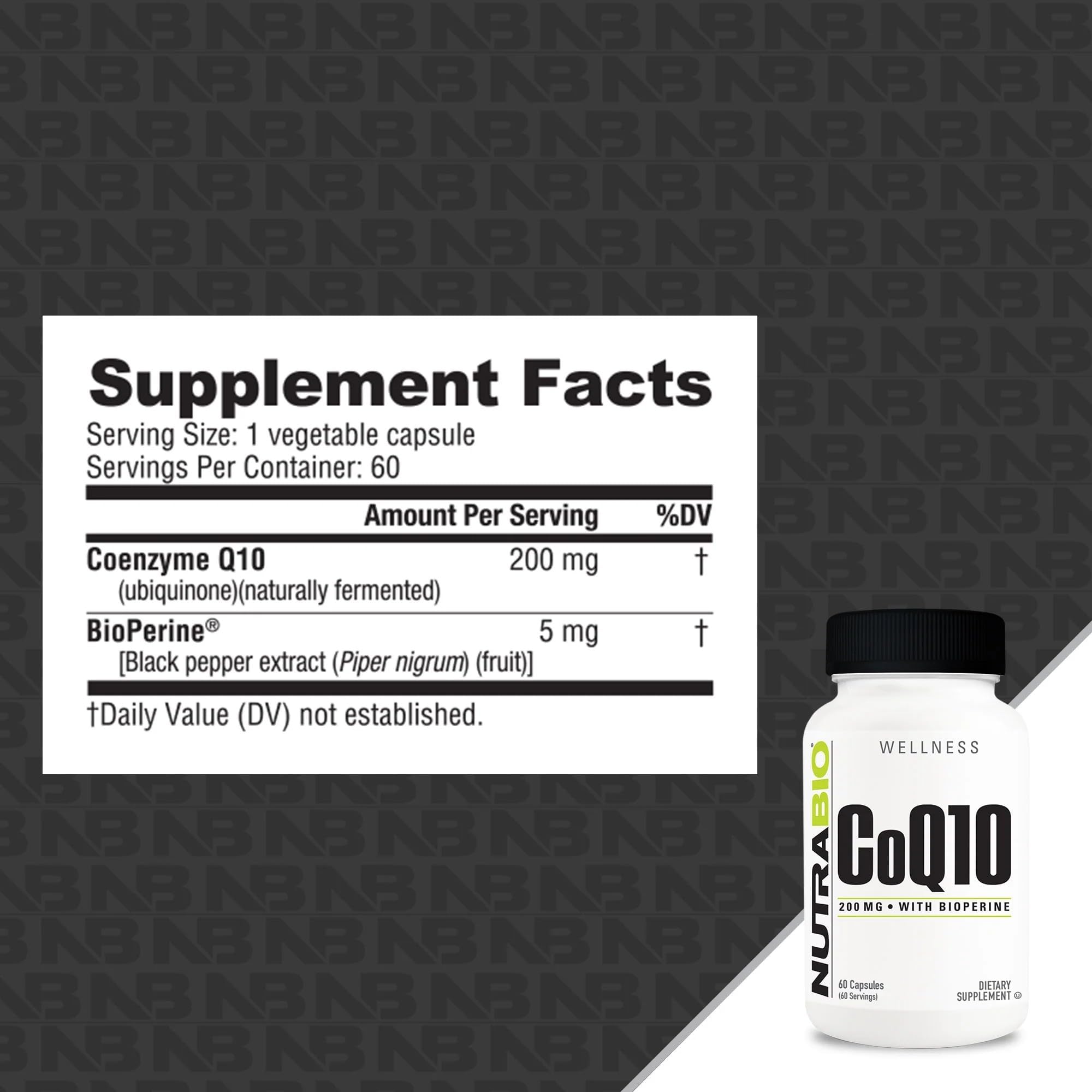 NutraBio CoQ10 cápsula en mano que facilita la ingesta y dosificación clara