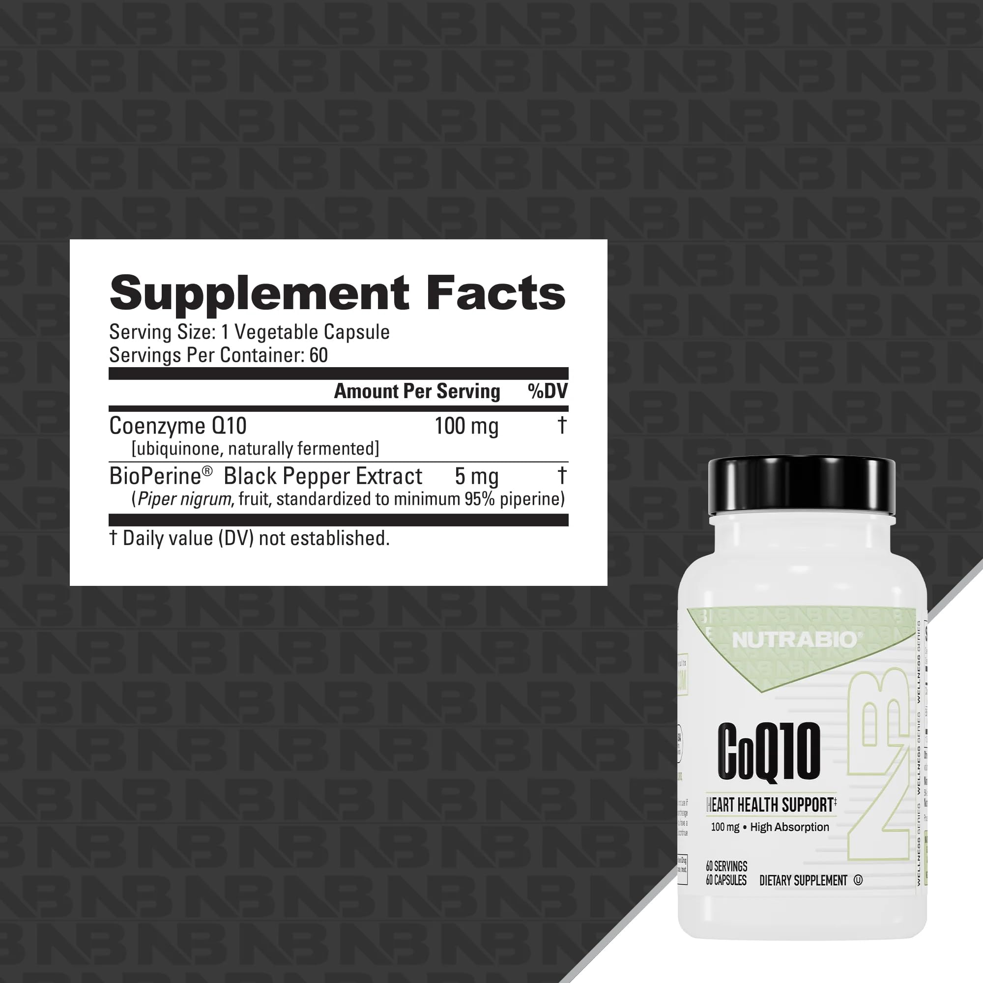 NutraBio cápsula en mano demostrando formato fácil de tragar