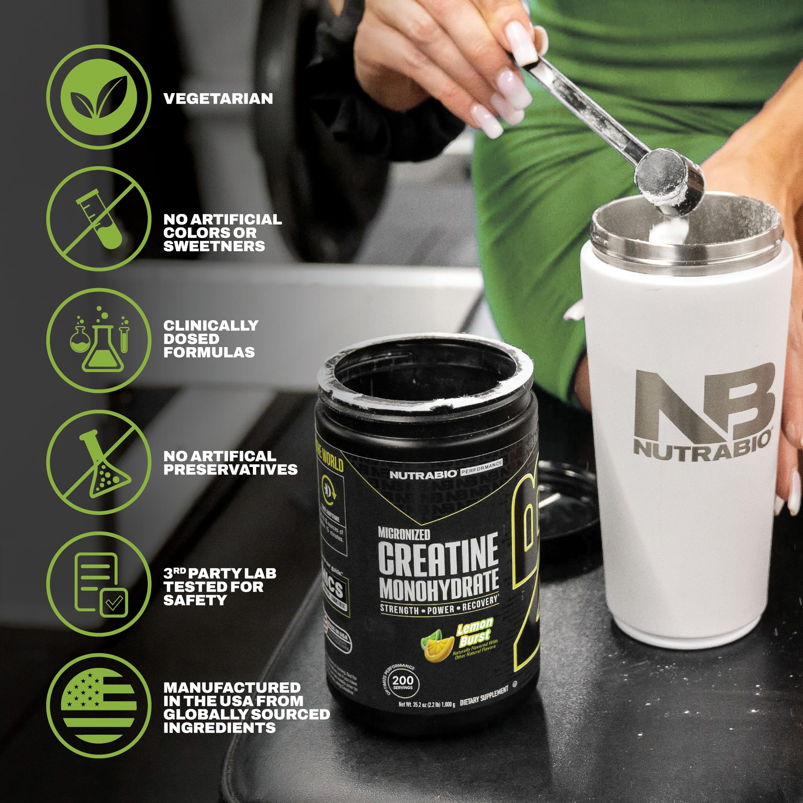 NutraBio envase 300 g comparado con mano para ver tamaño práctico