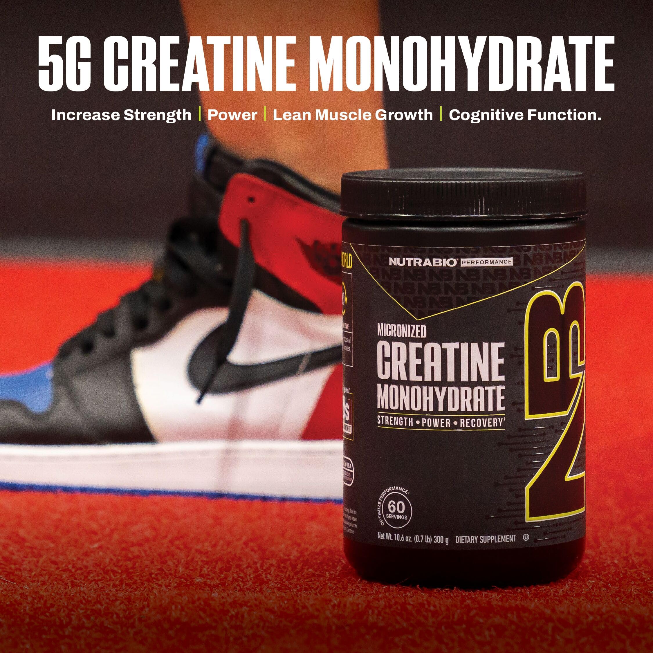 persona en gimnasio usando NutraBio creatina tras entrenamiento para recuperación