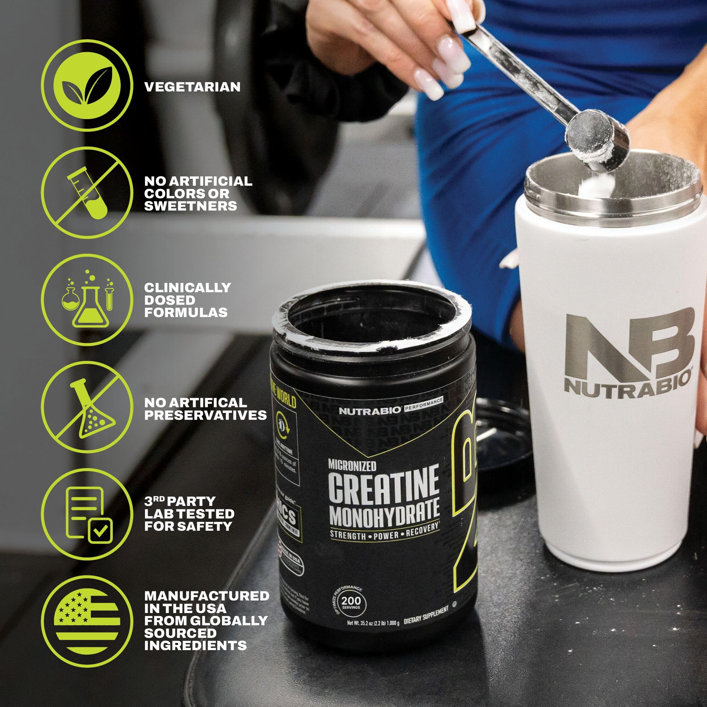 NutraBio bote junto a botella de gimnasio listo para consumo postentreno
