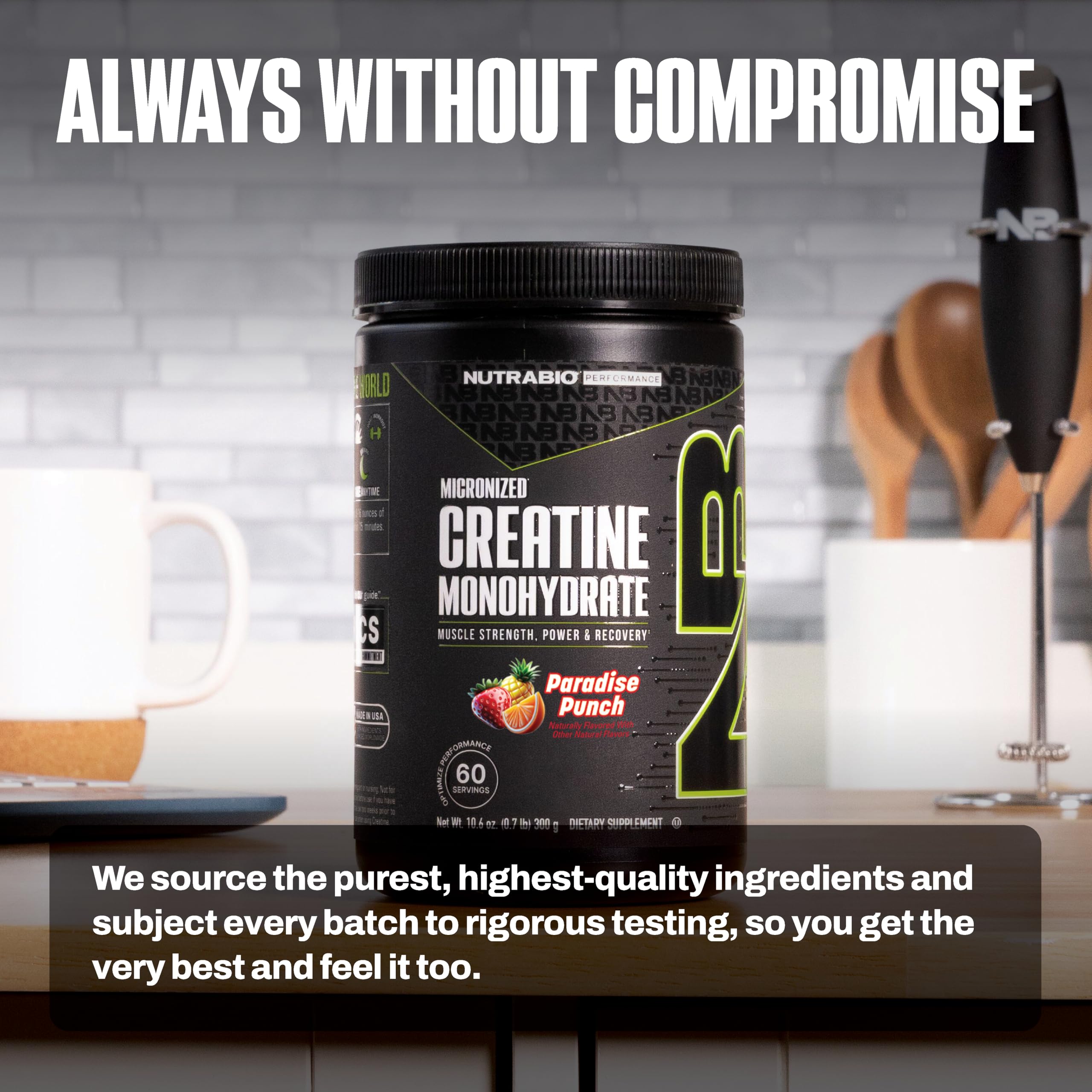 Cuchara medidora con porción de NutraBio creatina mostrando dosificación práctica