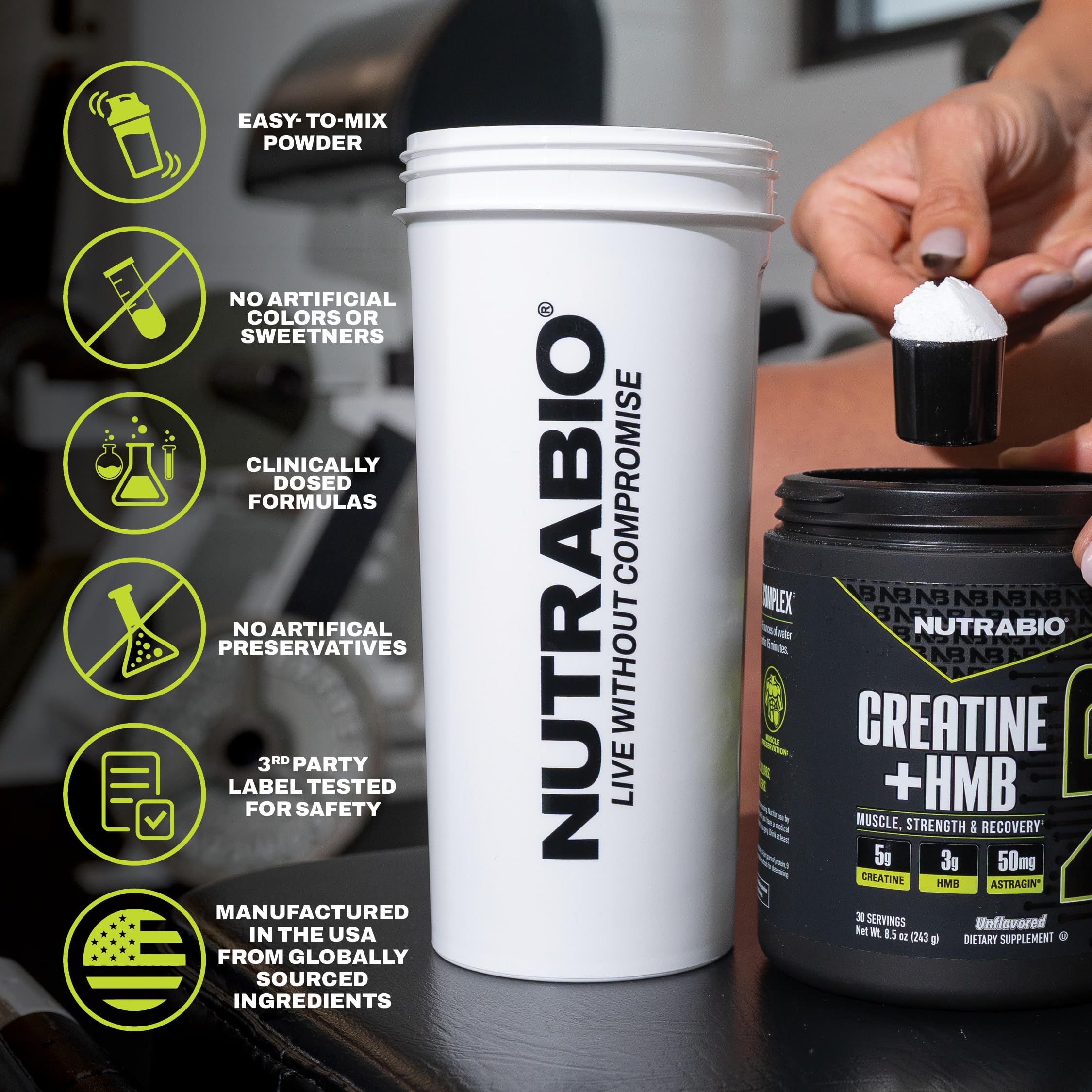 Vaso con bebida mezclada NutraBio demostrando disolución rápida post-entreno