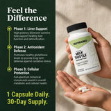 NutraBio frasco en mano durante rutina diaria resaltando conveniencia