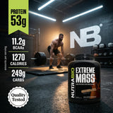 Batido de NutraBio Extreme Mass en vaso listo para beber, aporte calórico práctico