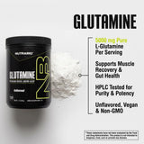 NutraBio cucharilla con porción de glutamina mostrando control de dosis