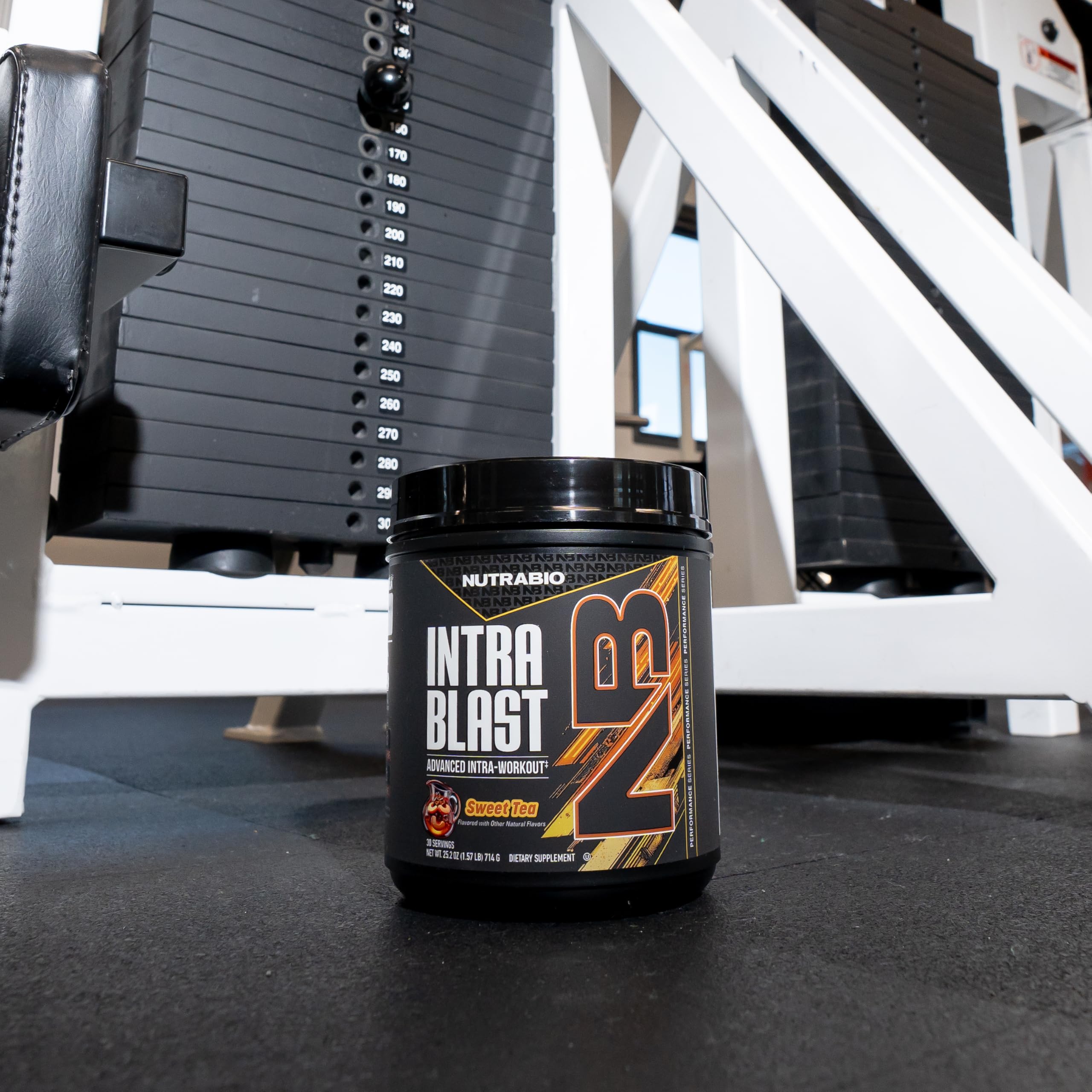 NutraBio atleta bebiendo durante entrenamiento para mejor rendimiento