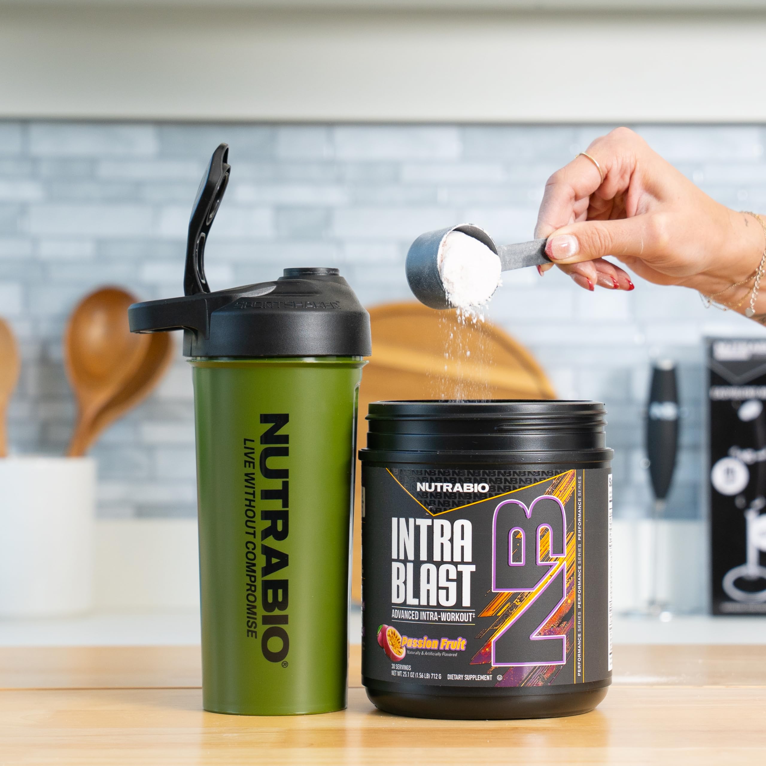 Bote de NutraBio Intra Blast sobre banco de gimnasio preparado para uso