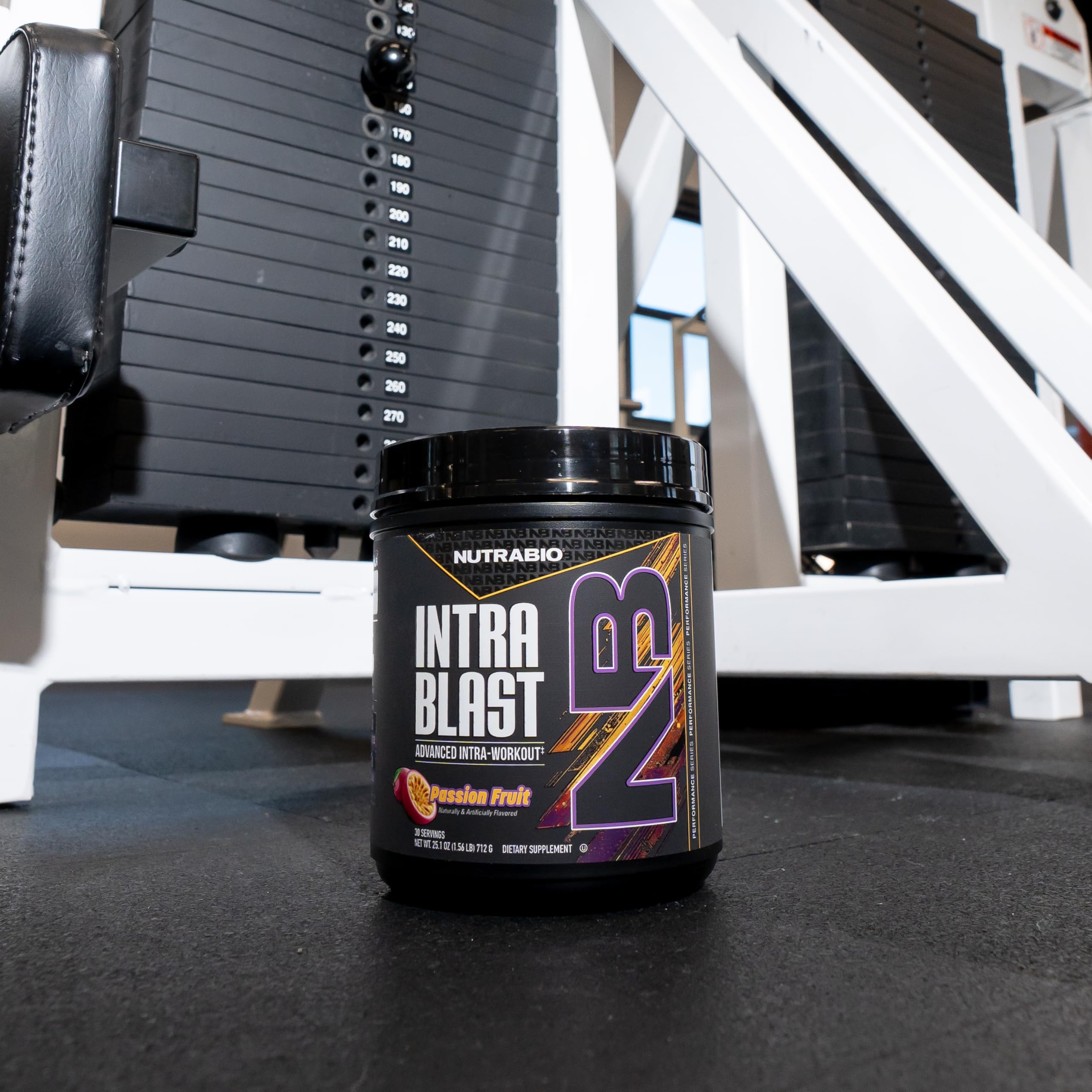 Comparación de tamaño del envase NutraBio Intra Blast con 30 servicios visibles