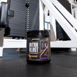 Comparación de tamaño del envase NutraBio Intra Blast con 30 servicios visibles