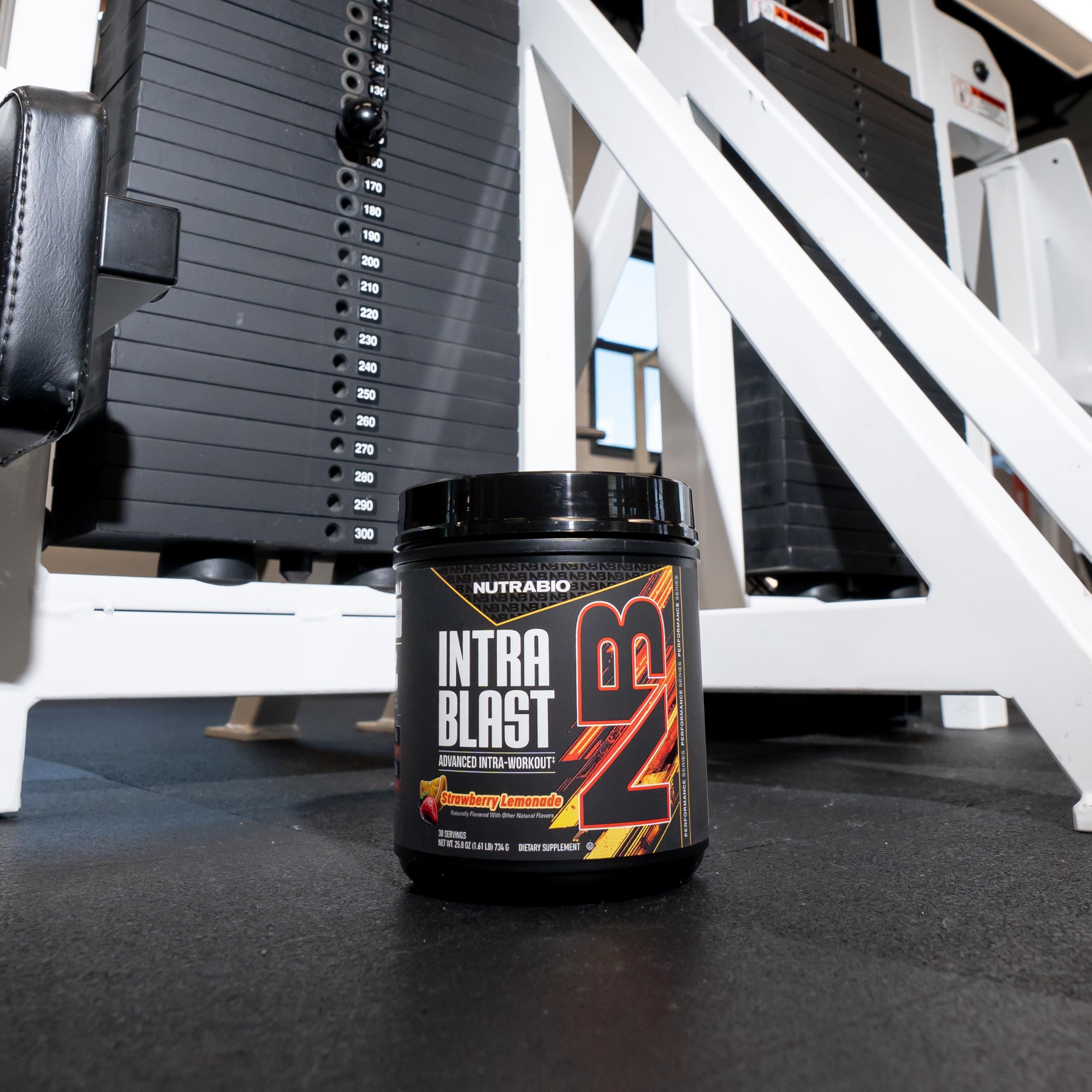 NutraBio producto junto a una mano para comparar tamaño del envase