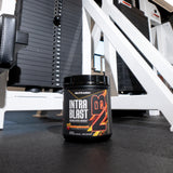 NutraBio producto junto a una mano para comparar tamaño del envase