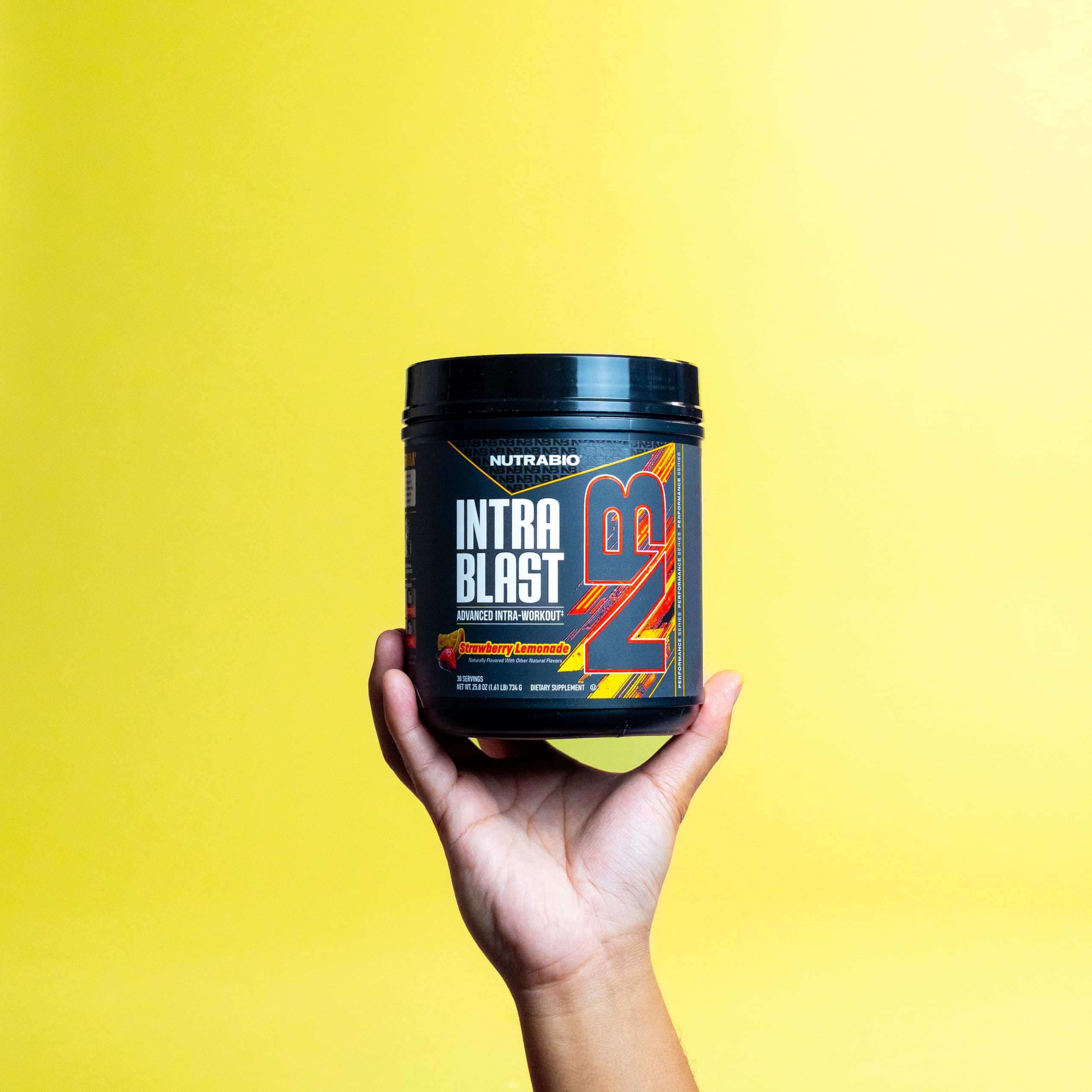 NutraBio bebida en botella durante entrenamiento para hidratación continua
