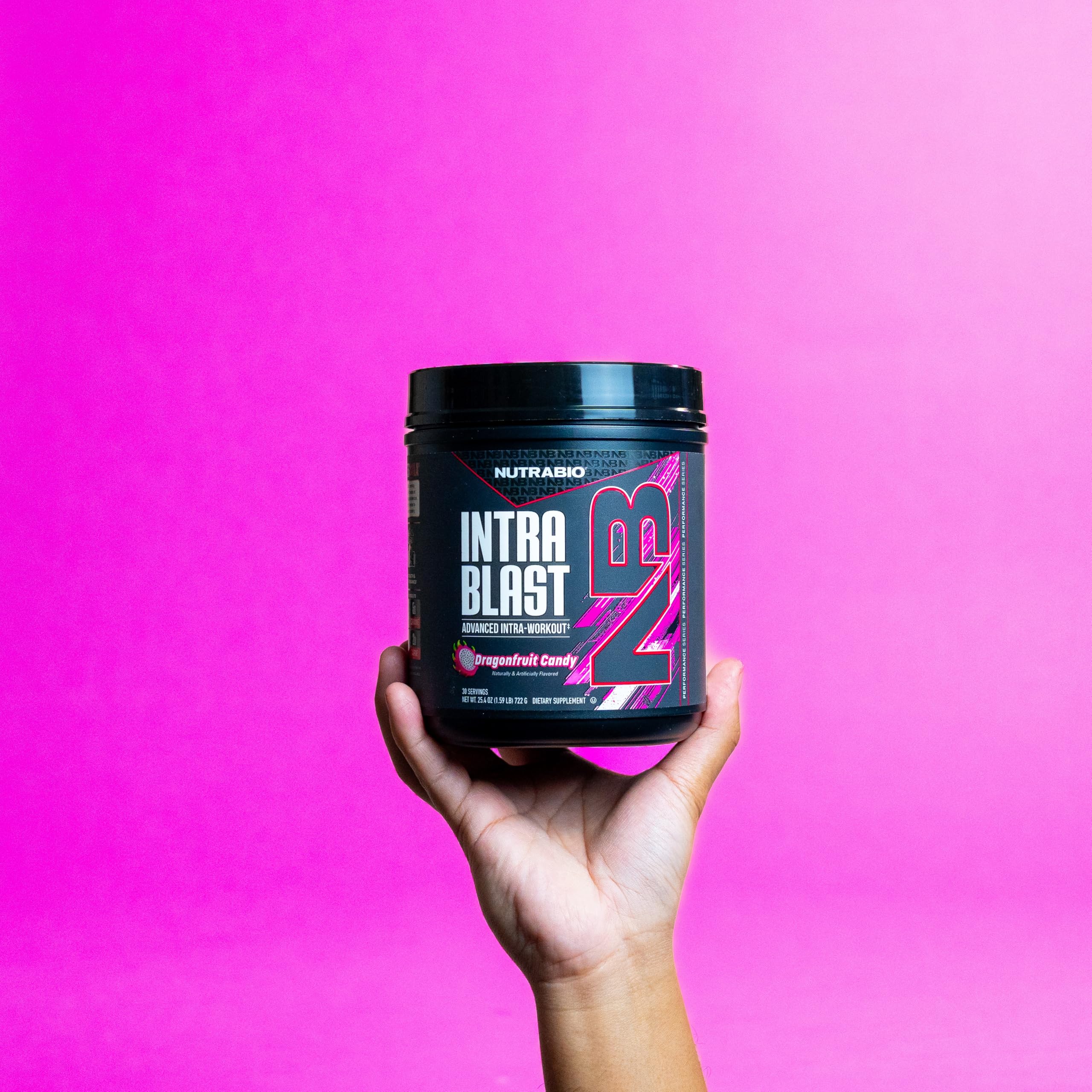 NutraBio atleta en gimnasio usando Intra Blast para hidratarse