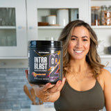 Vaso con NutraBio Intra Blast mezclado, hidratación intra-entrenamiento eficaz