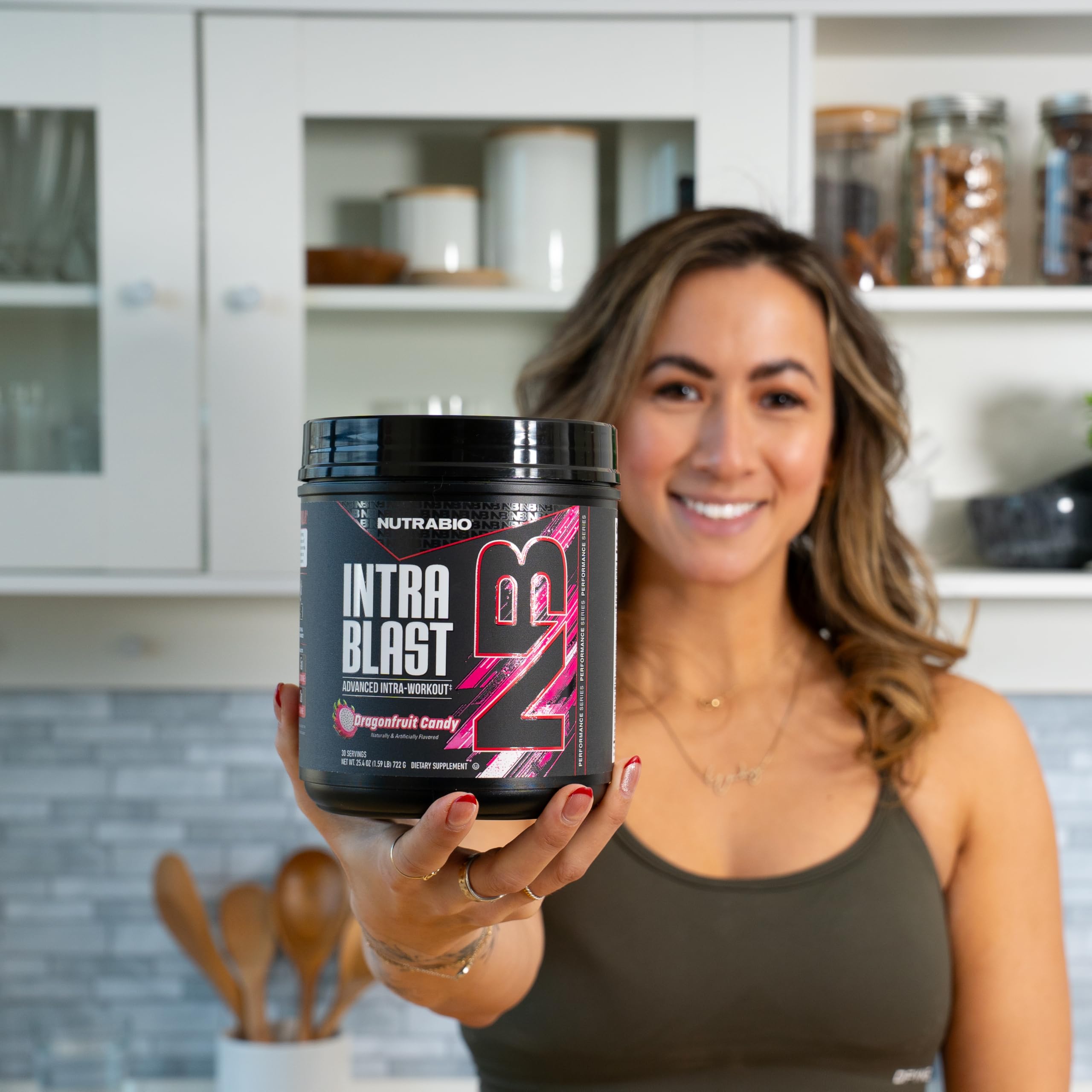 NutraBio cuchara con porción de polvo listando cantidad por servicio