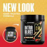 NutraBio polvo de Intra Blast en cuchara mostrando textura fina y mezcla fácil