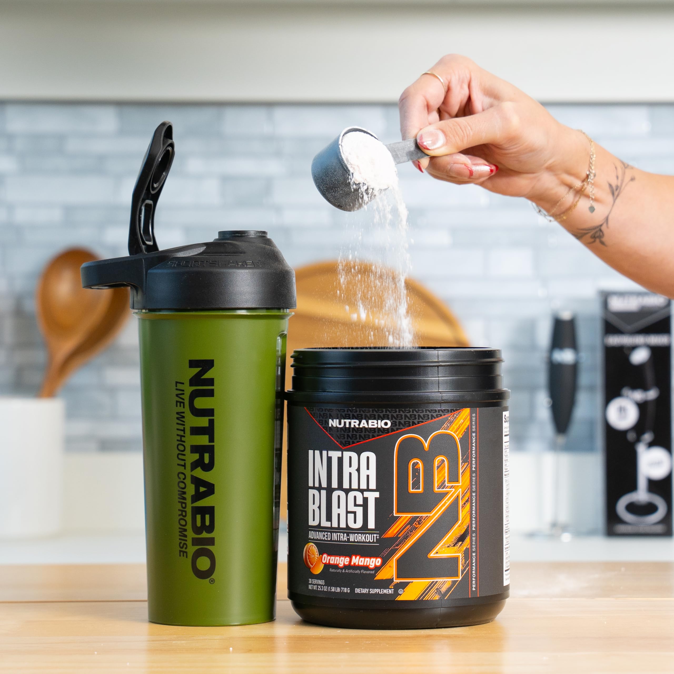 NutraBio Intra Blast comparación de tamaño y porciones para planificación