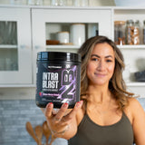 NutraBio Intra Blast vaso con mezcla en agua listo para beber durante el entrenamiento para hidratación