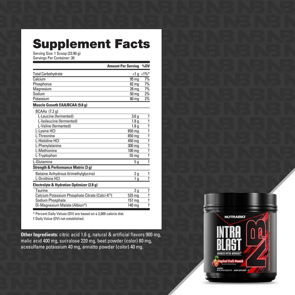 NutraBio vaso con bebida preparada hidratante durante entrenamiento