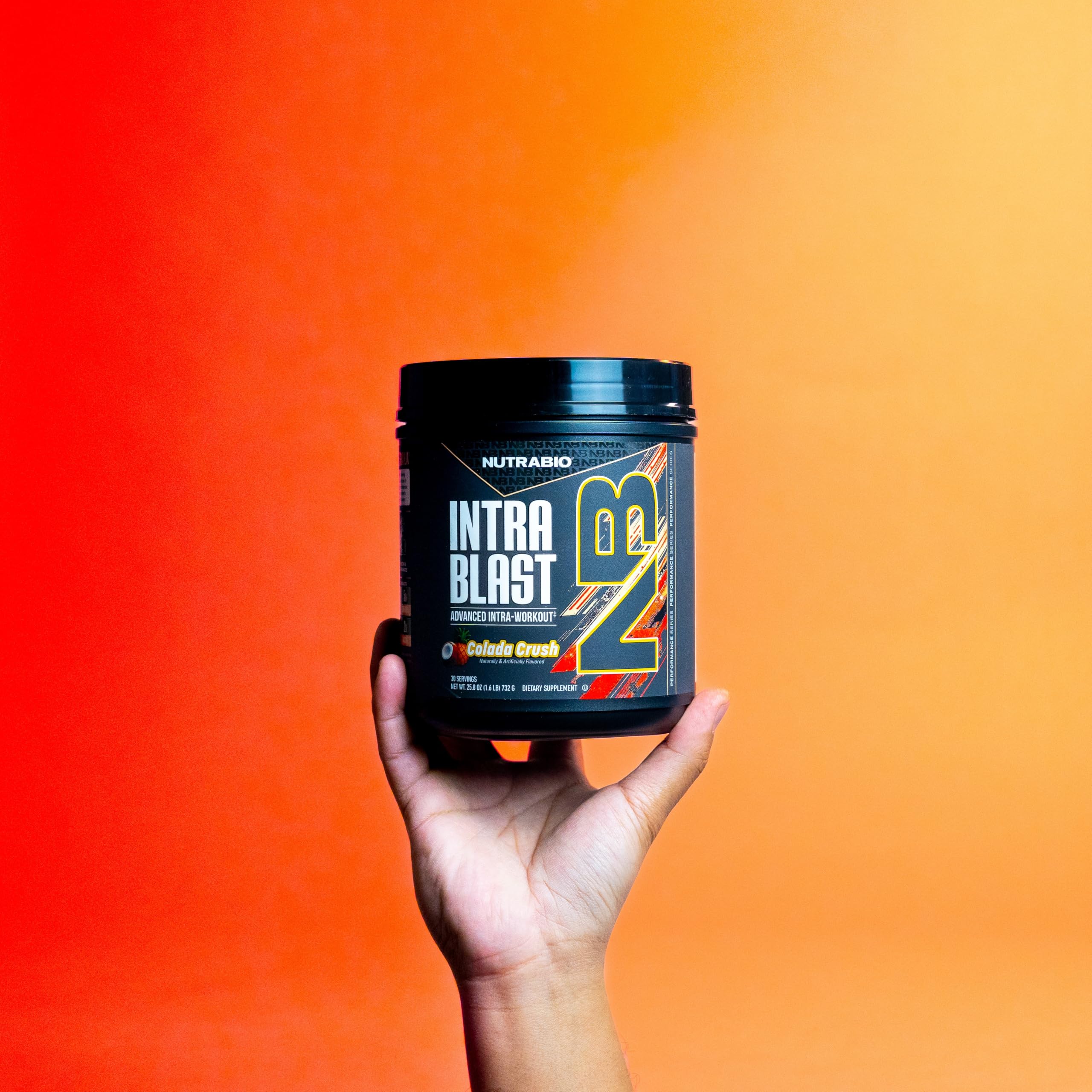 NutraBio vaso con Intra Blast mezclado durante entrenamiento para hidratación inmediata