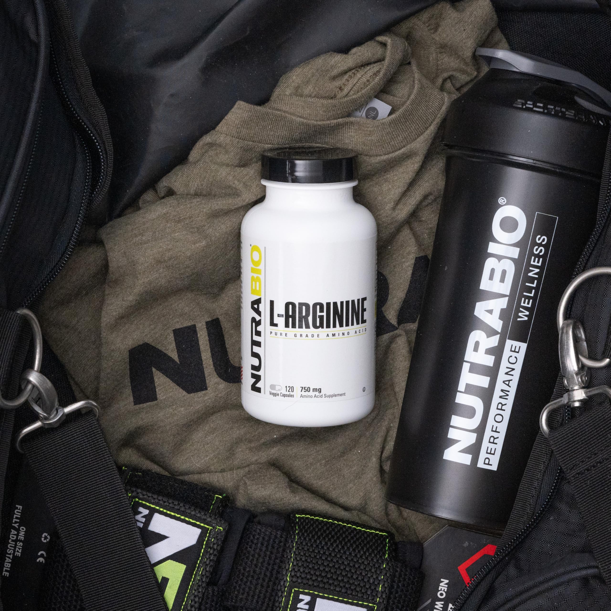 NutraBio cápsulas de L-Arginine en primer plano para apreciar tamaño y pureza