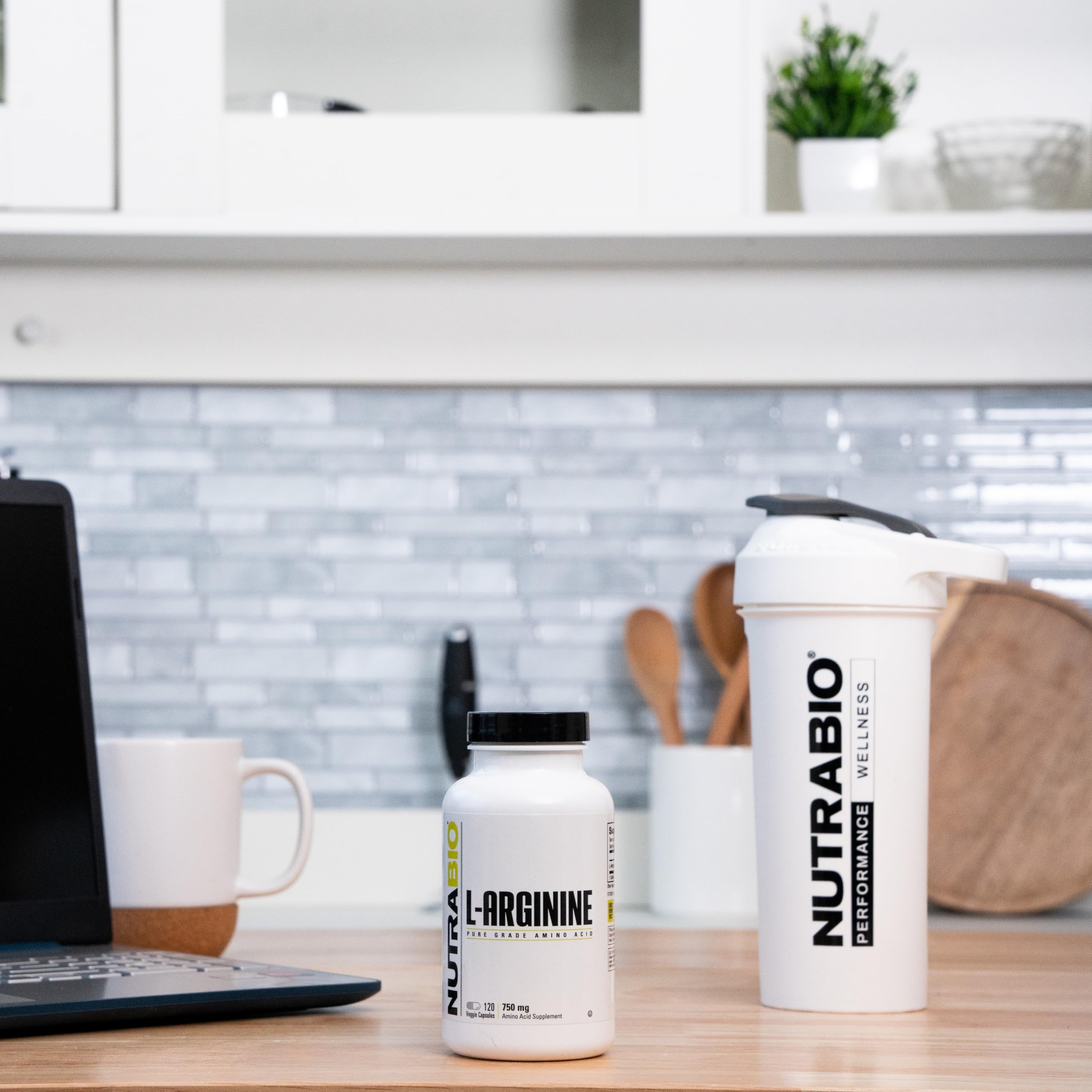 Cápsula abierta de NutraBio L-Arginine mostrando textura del contenido y calidad