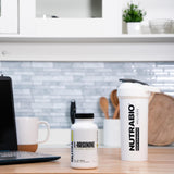 Cápsula abierta de NutraBio L-Arginine mostrando textura del contenido y calidad