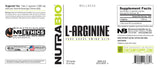Deportista sosteniendo NutraBio L-Arginine antes del entrenamiento para mejor recuperación