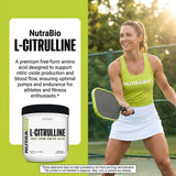 NutraBio L-Citrulline en mano para comparar tamaño y porción