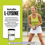 NutraBio envase junto a una botella para comparar tamaño y raciones