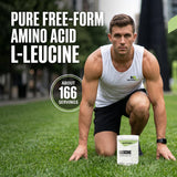 Cucharilla medida sobre NutraBio L-Leucine indicando 3 g por porción