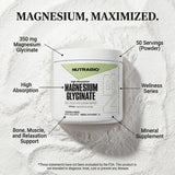 Vaso con bebida mezclada con NutraBio mostrando disolución completa
