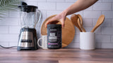 NutraBio polvo mezclado en vaso demostrando hidratación y sabor Grape Berry Crush