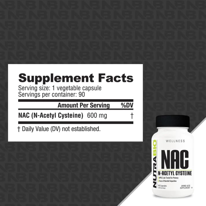 NutraBio cápsula NAC en mano para visualizar tamaño y facilidad de toma