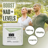 Cápsulas NutraBio en mano destacando textura y facilidad de ingestión