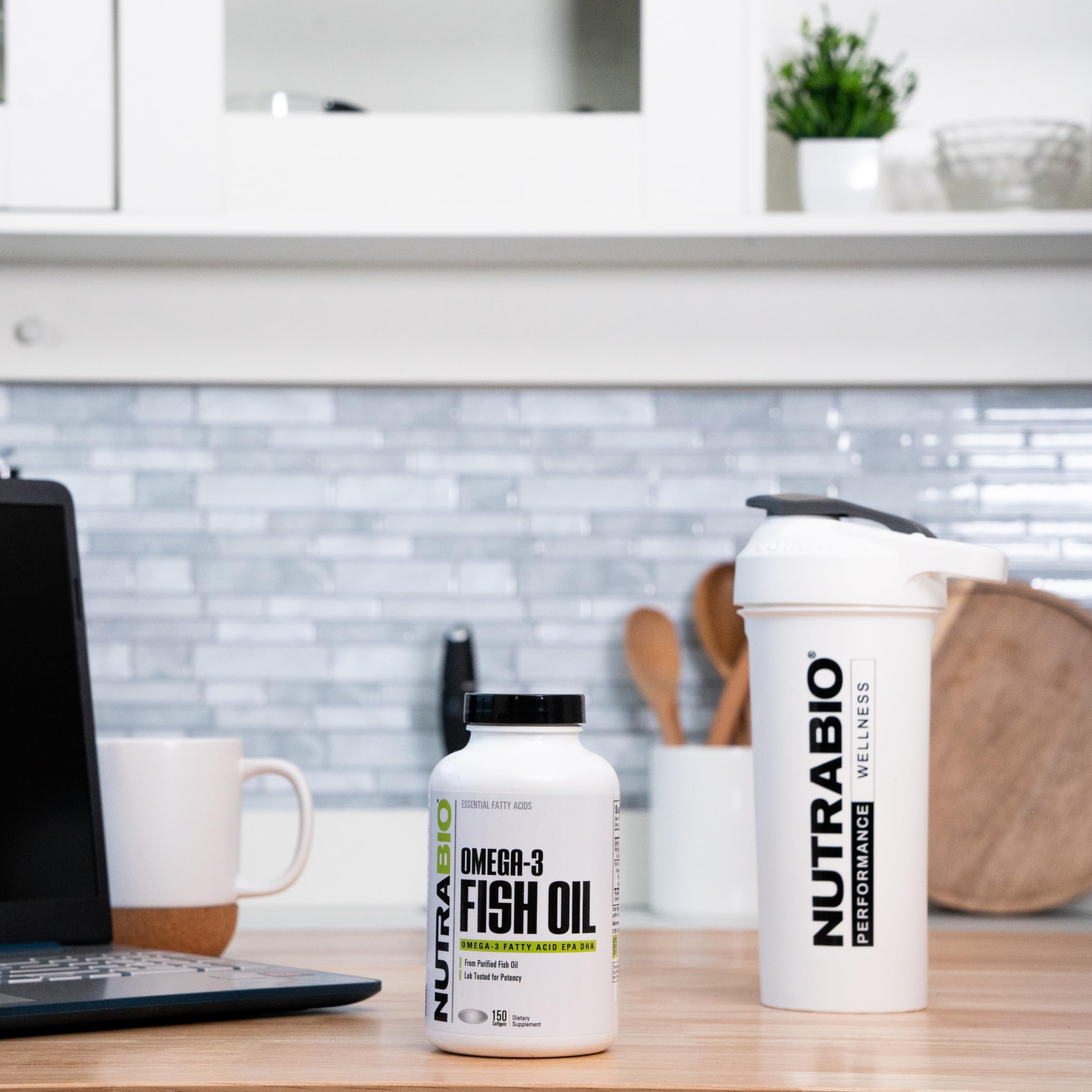 NutraBio persona sosteniendo softgel demostrando tamaño y uso