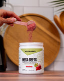 NutraBio dosificador con polvo listo para medir una porción diaria