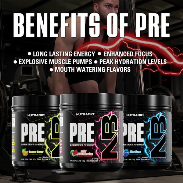 Vaso con bebida NutraBio Watermelon mezclada, listo para entrenar con energía