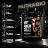 NutraBio scoop con polvo mostrando porcion de 25 g de proteina